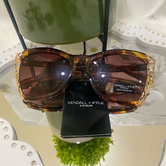 𝅺KENDALL & Kylie Butterfly Sunglasses - Picture 4 of 10